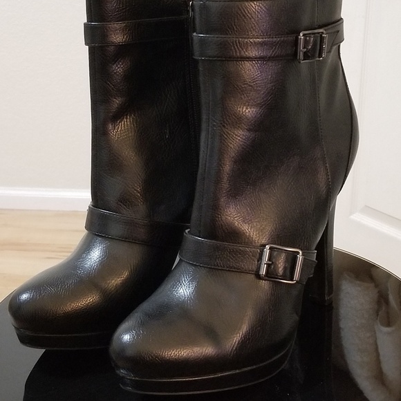 Simply Vera Vera Wang Booties - Picture 2 of 4